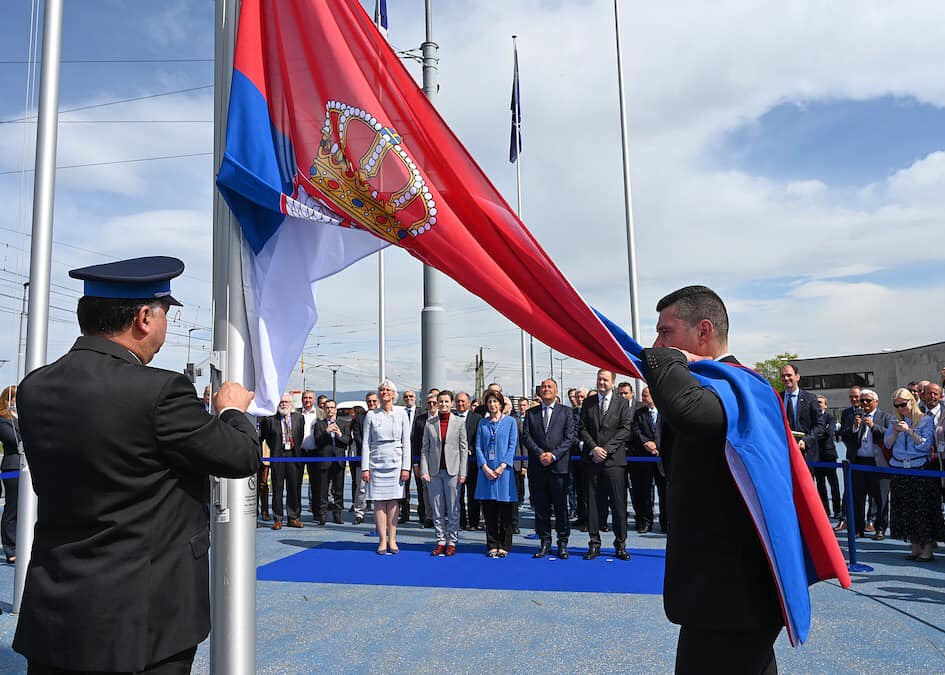 АKТУЕЛНО: Застава Србије подигнута испред ЦЕРН-а