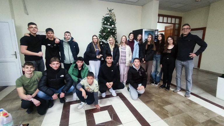 ПОСЕТЕ: Ученици Средње школе из Кладова у Институту