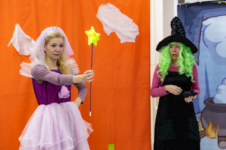 ДОГАЂАЈИ: Новогодишња представа за децу у Институту