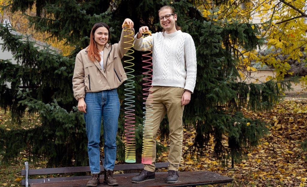 ИСТРАЖИВАЧКИ ЗАДАТАК: Да ли слинки пркоси гравитацији?