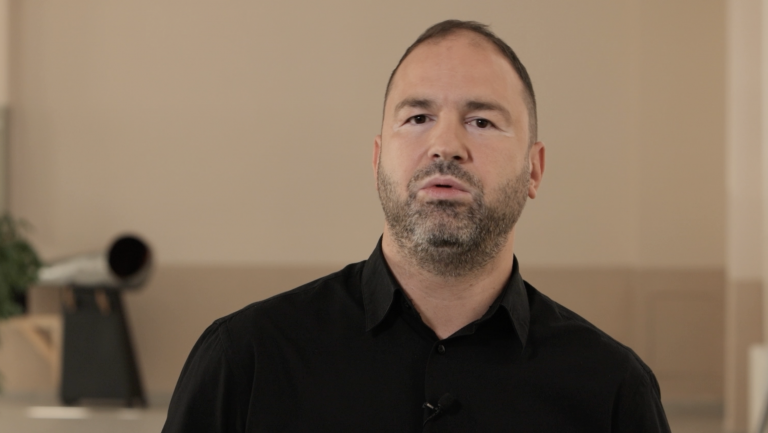 A GLANCE AT PHYSICS: Hunting Cosmic Rays